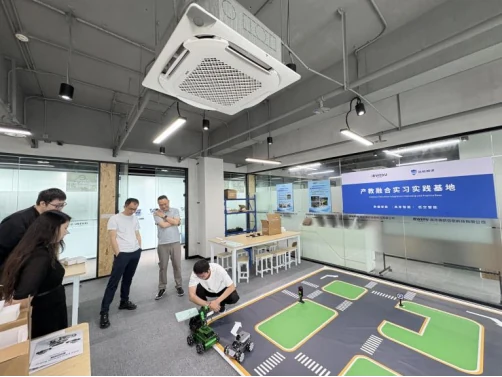 江苏信息职业技术学院物联网工程学院院领导一行赴南京秉蔚信息科技有限公司产教融合实训基地参观交流