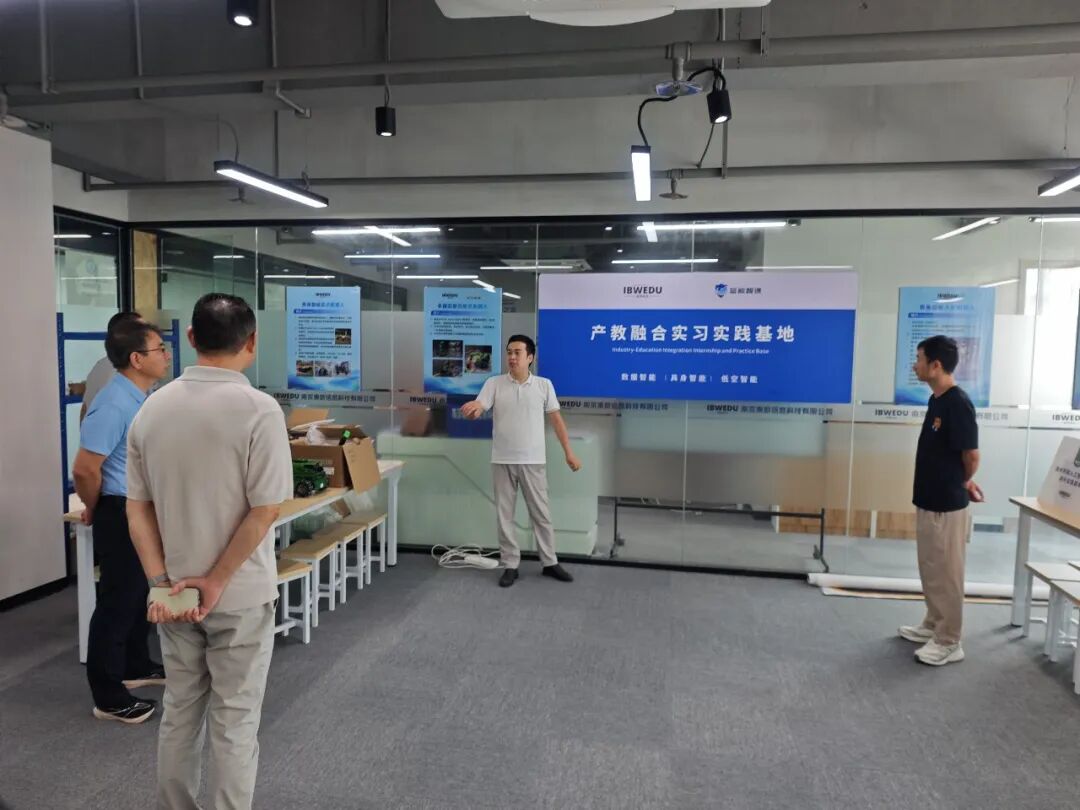 滁州学院人工智能学院赴南京秉蔚信息科技开展产教融合考察交流